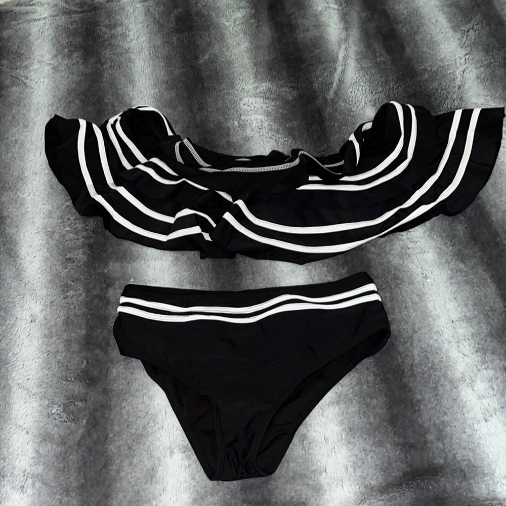 Black & white Flare shoulder swimsuit